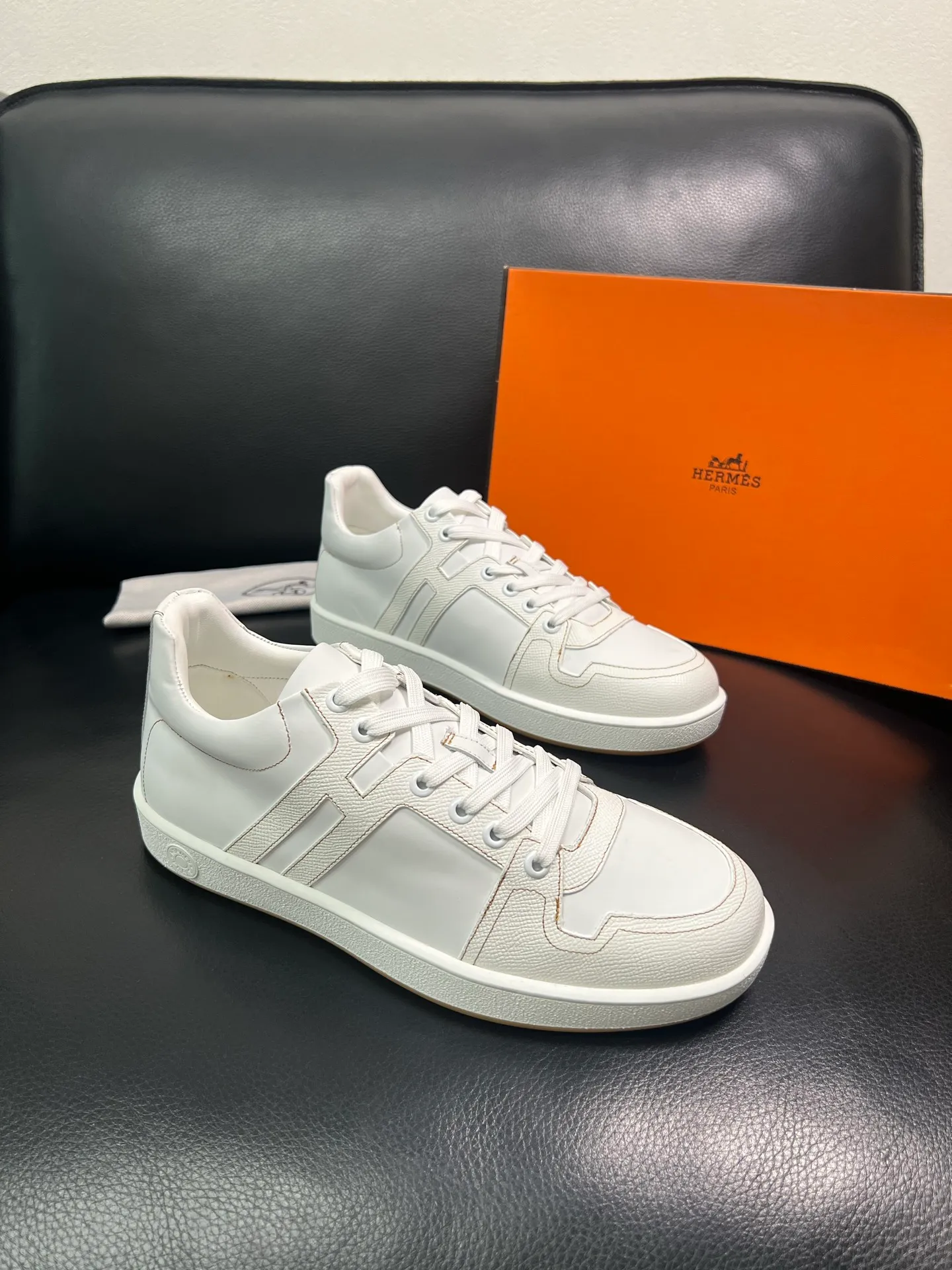 Men's shoes 💰700 Hermes Top Purchasing Agent Hermes counters are on sale at the same time with original factory configuration, original cowhide fabric imported from Italy, high-quality splicing technology, fully imported water-dyed cowhide lining, soles: original soles specially provided by the original factory are super comfortable, the original factory and single goods are of high quality, welcome to compare at the same time at the counter, code number 38-44 (customized 45 46) 85851